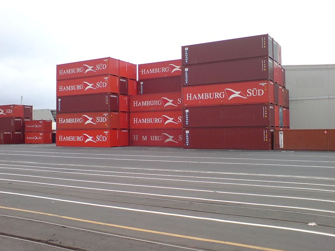 Vy över Örnsköldsviks hamn med lastfartyg och containrar, vilket illustrerar den logistiska aktiviteten.